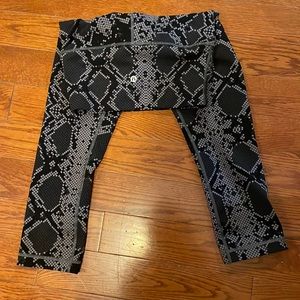 Lululemon size 6 digital snake print leggings